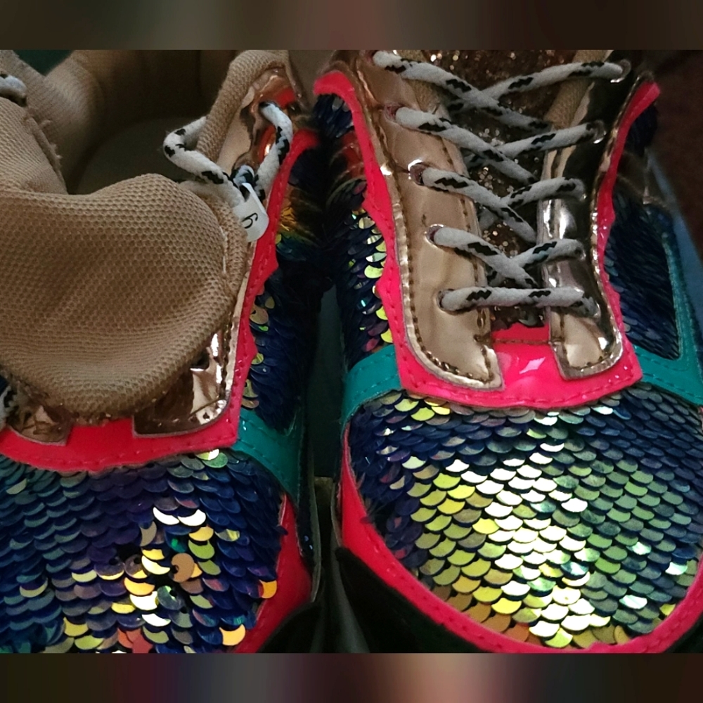 Fashion Nova Sneakers size 6